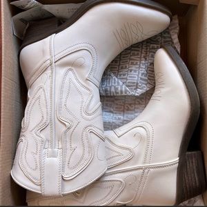 STEVE MADDEN WHITE LEATHER BOOTS SIZE 8.5